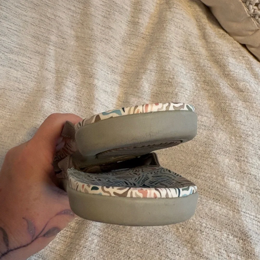 Olukai Flip Flops - Picture 3 of 4